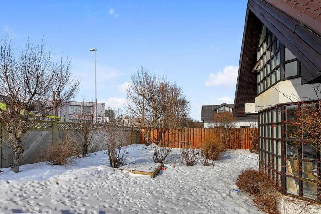 Icelandic Art Garden Villa W. Parking In Centre City Reykjavik Exterior photo